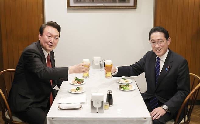 [도쿄=뉴시스] 전신 기자 = 윤석열 대통령과 기시다 후미오 일본 총리가 16일 친교 만찬을 마치고 도쿄 한 식당으로 자리를 옮겨 맥주로 건배하고 있다. 2023.03.16. photo1006@newsis.com