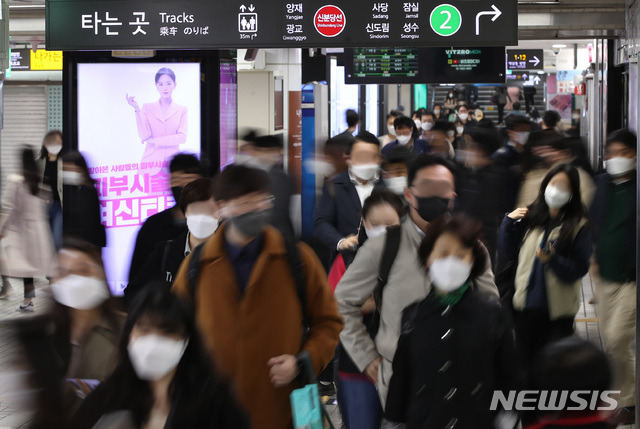 [서울=뉴시스]조수정 기자 = 서울 강남역에서 시민들이 출근하고 있다. 2021.04.15. chocrystal@newsis.com