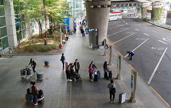 [인천공항=뉴시스] 홍찬선 기자 = 지난 4일 인천공항 제1여객터미널 입국장 버스 승강장에서 승객들이 공항버스를 기다리고 있다. 2023.05.06 mania@newsis.com *재판매 및 DB 금지