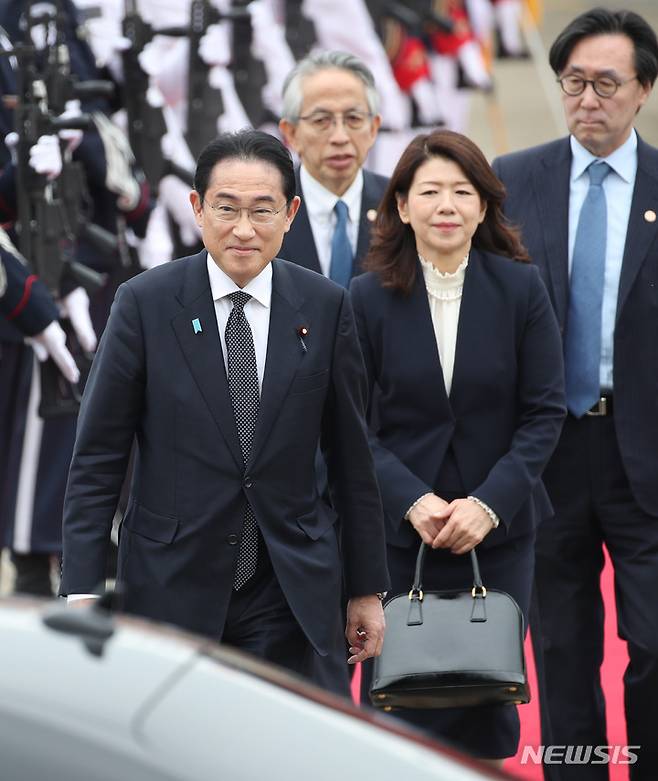 [성남=뉴시스] 김진아 기자 = 한일 정상회담을 위해 기시다 후미오 일본 총리와 부인 기시다 유코 여사가 7일 경기도 성남 서울공항을 통해 입국하고 있다. 2023.05.07. bluesoda@newsis.com