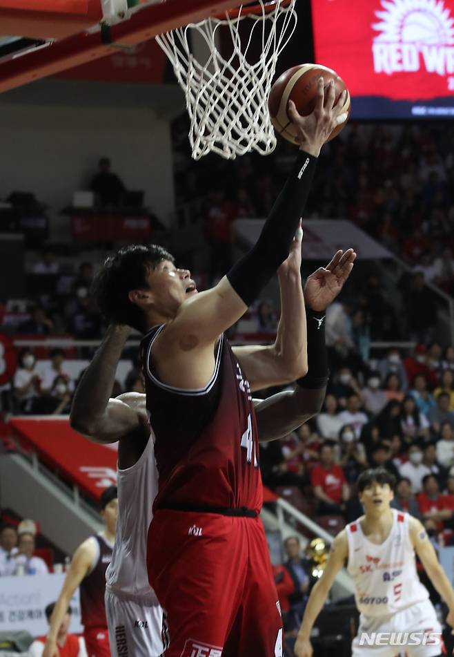 [안양=뉴시스] 고승민 기자 = 7일 경기 안양체육관에서 열린 2022-2023 KBL 챔피언결정전 안양KGC 대 서울SK 경기, 안양 오세근이 골밑슛을 하고 있다. 2023.05.07. kkssmm99@newsis.com