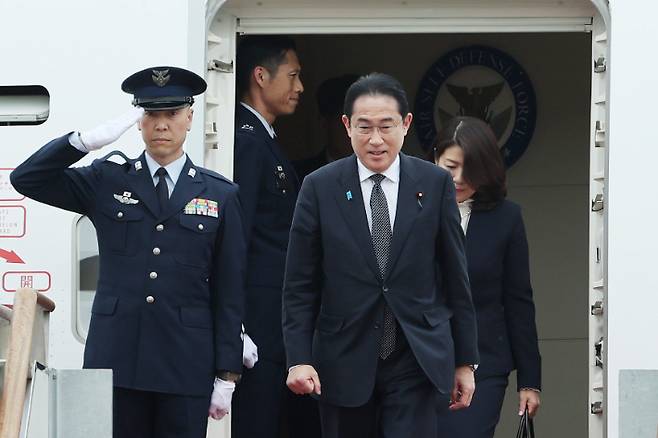 한일 정상회담을 위해 방한한 기시다 후미오 일본 총리와 기시다 유코 여사가 7일 성남 서울공항에 도착, 전용기에서 내리고 있다. 연합뉴스