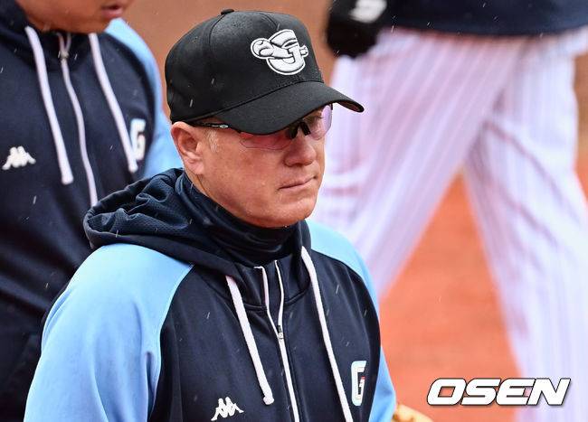 [OSEN=부산, 이석우 기자]롯데 자이언츠 래리 서튼 감독이 선수들의 훈련을 지켜보다 소강 상태를 보이던 비가 내리자 더그아웃으로 들어가고 있다. 2023.05.07 / foto0307@osen.co.kr