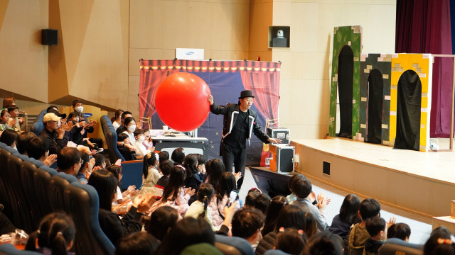 삼성전기 임직원과 가족들이 5일 수원 사업장에서 열린 어린이날 초청행사에서 공연을 관람하고 있다. 사진 제공=삼성전기