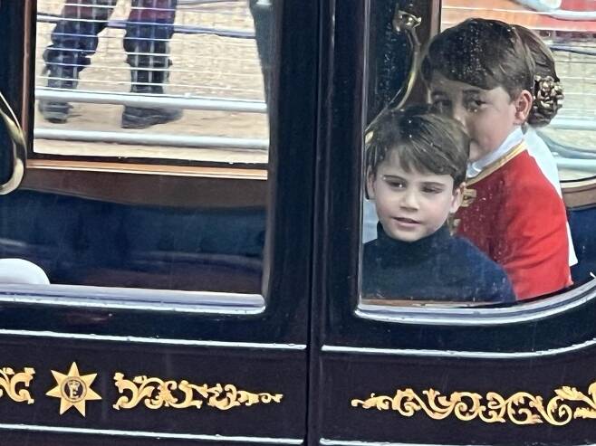윌리엄 왕세자의 아들 조지 왕자(빨간 옷)와 루이 왕자 [촬영 최윤정]