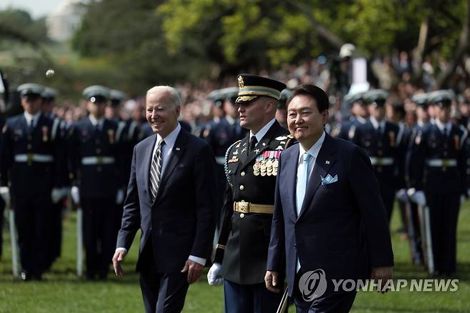 의장대 사열하는 한미 정상 (워싱턴=연합뉴스) 임헌정 기자 = 미국을 국빈 방문한 윤석열 대통령이 26일(현지시간) 워싱턴DC 백악관 사우스론에서 열린 공식 환영식에서 조 바이든 미국 대통령과 의장대를 사열하고 있다. 2023.4.27  [공동취재] kane@yna.co.kr