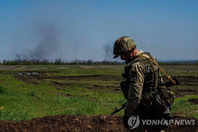 바흐무트 전선에서 피어오르는 연기를 바라보는 우크라이나 병사 [AFP 연합뉴스 자료사진. 재판매 및 DB 금지]