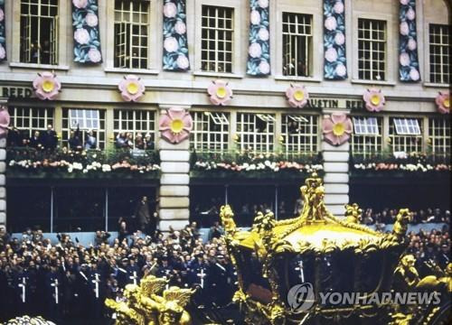 1953년 엘리자베스 2세 여왕의 '황금마차' 대관식 행렬  AP통신이 6일(현지시간) 독자 제공을 받아 공개한 1953년 6월 2일 엘리자베스 2세 여왕의 대관식 행렬 당시 사진. 황금마차 주변으로 인파가 운집한 모습. [AP 연합뉴스. 재판매 및 DB 금지]