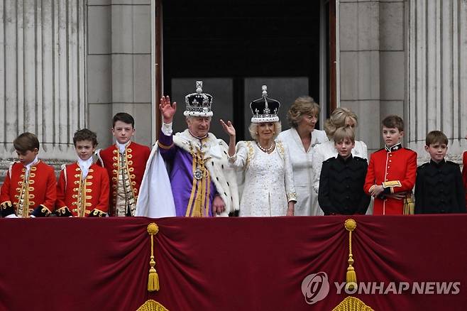 발코니에서 인사하는 찰스 3세 부부와 왕실 가족들 [UPI=연합뉴스. 재판매 및 DB 금지]