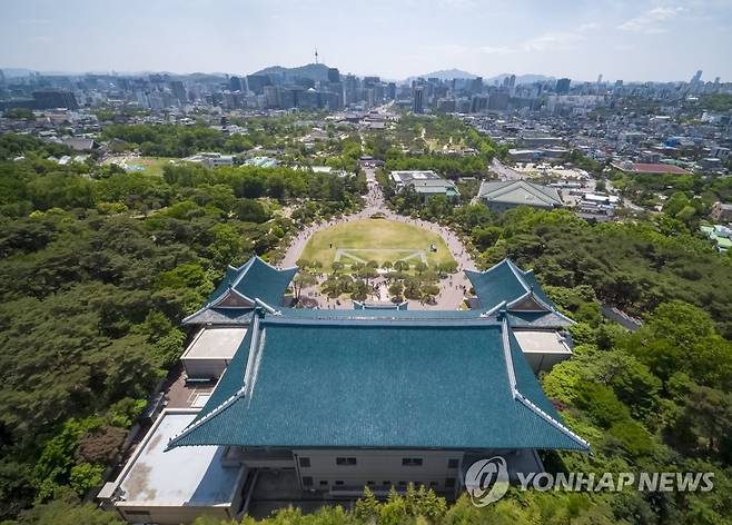 청와대 본관 너머로 보이는 모습  [연합뉴스 자료사진]