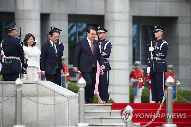 공식환영식 참석한 한일 정상 (서울=연합뉴스) 진성철 기자 = 윤석열 대통령과 김건희 여사가 1박2일 일정으로 한국을 찾은 기시다 후미오 일본 총리 부부와 7일 서울 용산 대통령실에서 열린 공식 환영식에 참석하고 있다. 2023.5.7 zjin@yna.co.kr