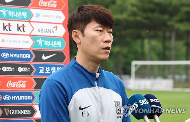 인터뷰하는 김은중 감독 (파주=연합뉴스) 김인철 기자 = 김은중 U-20 축구대표팀 감독이 7일 오후 경기도 파주 축구국가대표트레이닝센터(NFC)에서 국제축구연맹(FIFA) 20세 이하 아르헨티나 월드컵을 앞두고 열린 미디어데이에서 취재진과 인터뷰를 하고 있다. 2023.5.7 yatoya@yna.co.kr