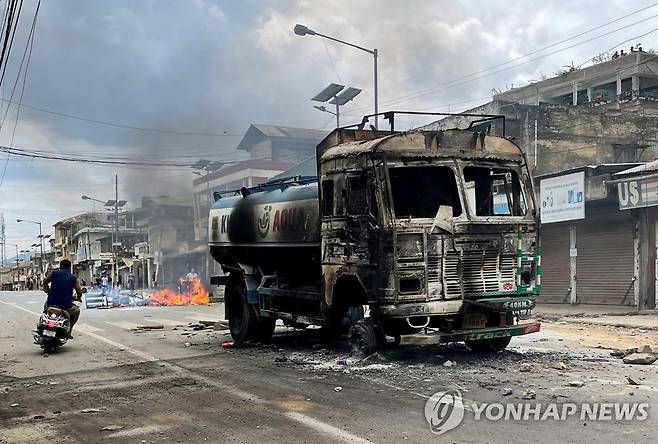 지난 4일 인도 북동부 마니푸르주에서 발생한 부족 간 소요로 불탄 트럭.
[로이터 연합뉴스 자료사진. 재판매 및 DB 금지]