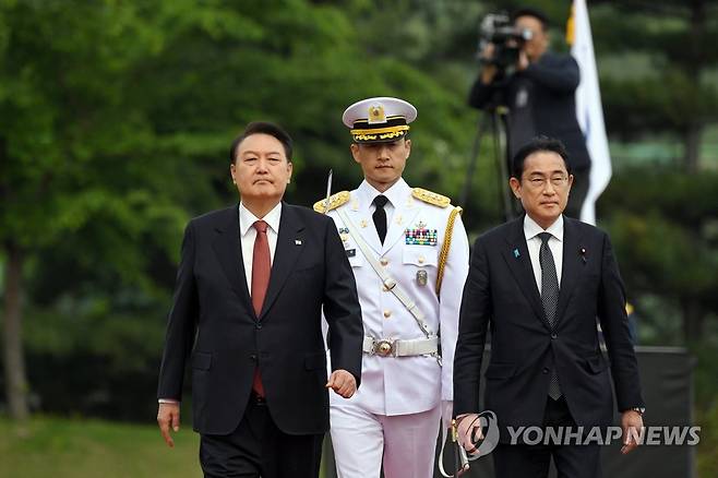 의장대 사열하는 한일 정상 (서울=연합뉴스) 진성철 기자 = 윤석열 대통령과 한국을 찾은 기시다 후미오 일본 총리가 7일 서울 용산 대통령실에서 열린 공식 환영식에서 의장대를 사열하고 있다. 2023.5.7 [대통령실 제공. 재판매 및 DB 금지] zjin@yna.co.kr