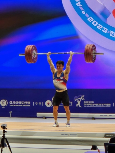 이상연, 진주아시아역도선수권 남자 67㎏급 합계 2위 (서울=연합뉴스) 이상연이 7일 진주체육관에서 열린 2023 진주아시아역도선수권 남자 67㎏급 경기에서 바벨을 들고 있다. 이상연은 합계 314㎏으로 2위에 올랐다. [대한역도연맹 제공. 재판매 및 DB금지]