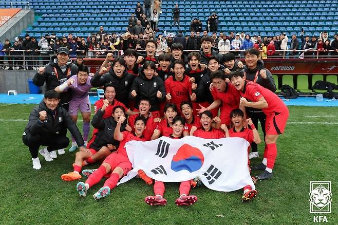 FIFA U-20 월드컵 24개 참가국 확정…한국 3연속 본선 진출 (서울=연합뉴스) 한국을 비롯해 2023 국제축구연맹(FIFA) 20세 이하(U-20) 월드컵 본선에 나설 24개국이 모두 가려졌다.
    김은중 감독이 지휘하는 한국 U-20 대표팀은 지난 12일 우즈베키스탄 타슈켄트의 JAR 스타디움에서 열린 2023 국제축구연맹(AFC) U-20 아시안컵 8강전에서 중국과 연장전 끝에 3-1로 승리, 2019년 대회에 이어 3회 연속 U-20 월드컵 본선에 참가한다. 사진은 한국 U-20 축구 대표팀. 2023.3.13 [대한축구협회 제공. 재판매 및 DB 금지] photo@yna.co.kr