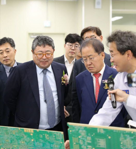 김상범 이수페타시스 회장이 홍준표 대구시장과 함께 4공장 라인을 돌아보고 있다. (사진=이수페타시스)