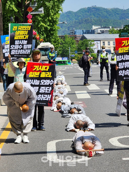 대한불교조계종 사회노동위원회 소속 스님들은 8일 오전 10시 30분께 서울 종로구 조계사에서 종각역과 광화문역 일대를 거쳐 일본대사관 앞까지 오체투지 행진을 하고 있다.(사진=황병서 기자)