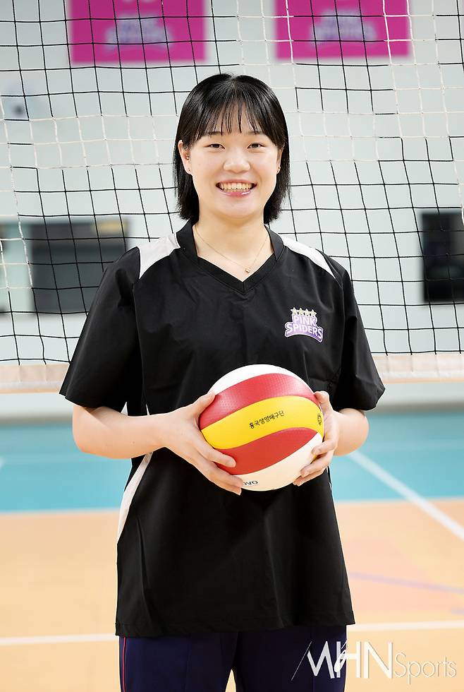 흥국생명 이원정이 인터뷰 전 포즈를 취하고 있다ⓒMHN스포츠 이지숙 기자