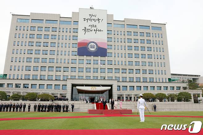 윤석열 대통령과 김건희 여사, 기시다 후미오 일본 총리와 유코 여사가 7일 서울 용산 대통령실 청사 잔디마당에서 열린 공식 환영식에 참석하고 있다. (대통령실 제공) 2023.5.7/뉴스1 ⓒ News1 오대일 기자