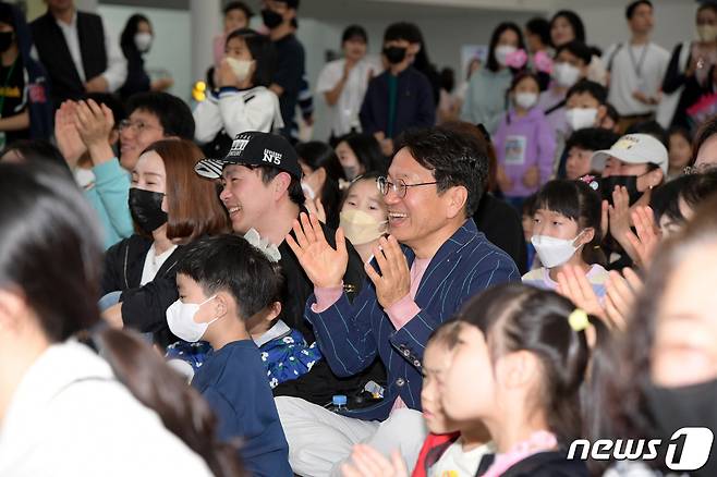 강기정 광주시장이 지난 5일 오전 시청 시민홀에서 열린 제101회 어린이날 행사에 참석해 어린이들과 함께 마술‧풍선 공연을 관람하고 있다.(광주시 제공)