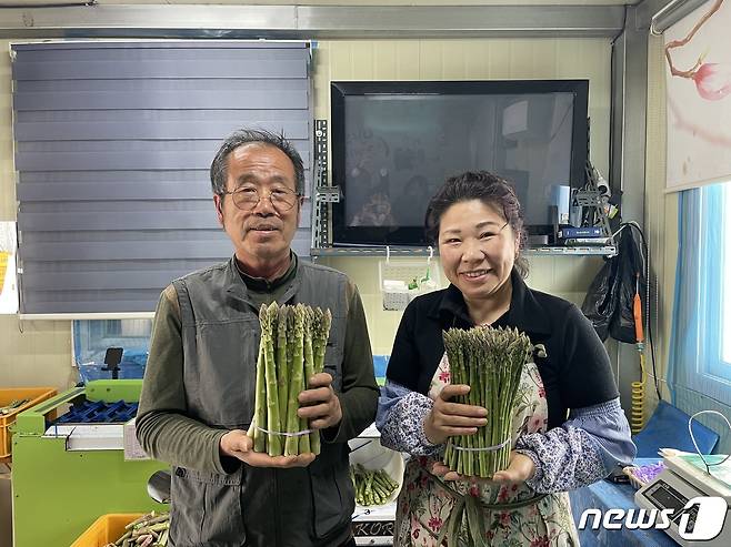 5월 ‘이달의 새농민상’에 선정된 서춘천농협 황희중‧정귀숙 부부.(농협 강원본부 제공) 2023.5.8/뉴스1