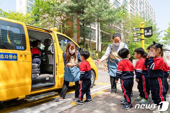 어린이 교통안전 위한 '멈춤 캠페인'.(도로교통공단 제공)/뉴스1