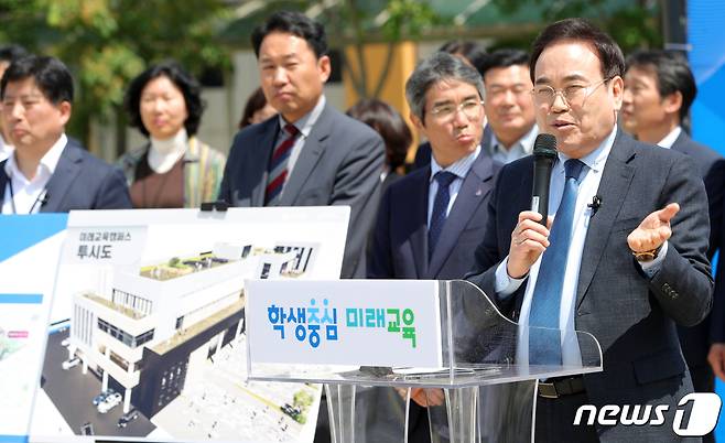 서거석 전북교육감이 8일 전북 전주시 전라중학교에서 가진 미래교육캠퍼스 관련 현장 브리핑에서 질문에 답변하고 있다. 2023.5.8/뉴스1 ⓒ News1 유경석 기자