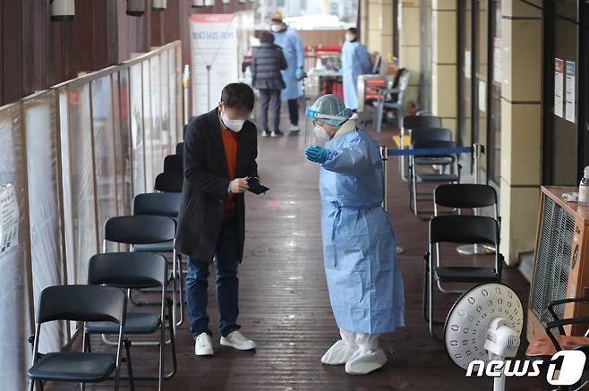 11일 오전 서울 송파구보건소에 마련된 신종 코로나바이러스 감염증(코로나19) 선별진료소에서 의료진이 시민들에게 검사를 안내하고 있다. 2023.1.11/뉴스1 ⓒ News1 박세연 기자