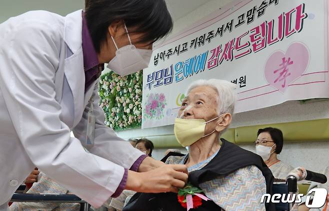 박경아 경북 구미시립노인요양병원장이 8일 어버이날을 맞아 입원 중인 어르신들 가슴에 카네이션을 달아드리고 있다. (구미시립노인요양병원 제공) 2023.05.08/뉴스1 ⓒ News1 정우용 기자