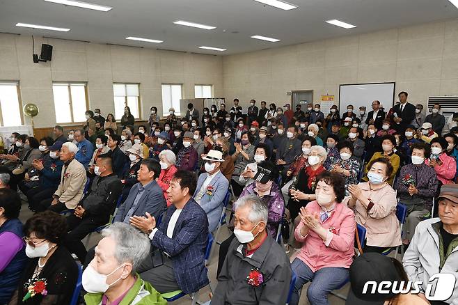 제51회 어버이날 행사가 8일 원주시종합복지관에서 200여 명이 모인 가운데 펼쳐지고 있다. (원주시 제공) 2023.5.8/뉴스1