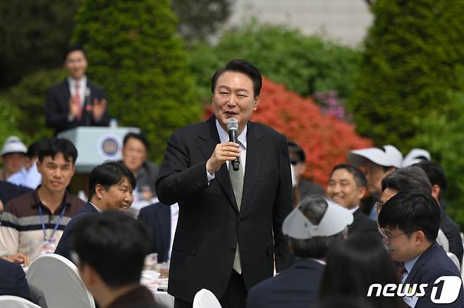 윤석열 대통령이 지난 2일 용산 대통령실 파인그라스에서 열린 용산어린이정원 개방 계기 출입기자단 오찬 간담회에서 인사말을 하고 있다. (대통령실 제공) 2023.5.2/뉴스1 ⓒ News1 오대일 기자