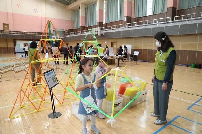 경남수학문화관에서 열린 ‘가족과 함께하는 수학나들이’ 행사장에서 아이들이 체험활동을 하고 있다. [사진제공=경남교육청]