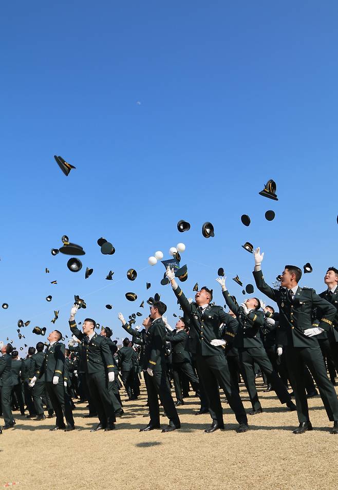 (괴산=뉴스1) 엄기찬 기자 = 28일 충북 괴산 육군학생군사학교에서 열린 '2023년 학군장교(ROTC) 통합임관식'에서 소위로 임관한 학군장교들이 모자를 던지며 환호하고 있다.2023.02.28/뉴스1