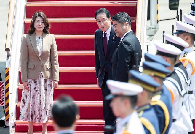 기시다 후미오 일본 총리가 8일 경기도 성남시 서울공항에서 출국하기 위해 전용기로 향하는 도중 뒤를 돌아보고 있다. /뉴스1