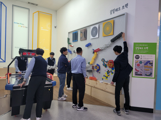 대전수학문화관 '찾아오는 수학체험교실'에 학생들이 참여하고 있다. 사진=대전교육청 제공