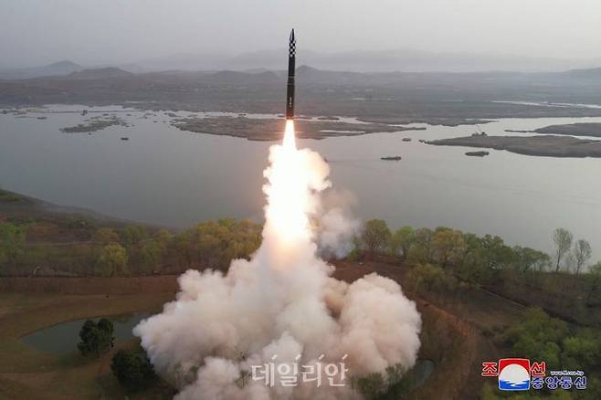 북한의 신형 대륙간탄도미사일(ICBM) 화성-18형 발사 장면(자료사진) ⓒ조선중앙통신