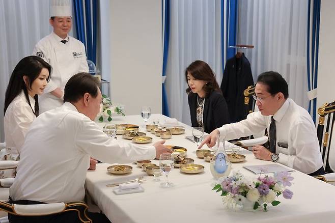 윤석열 대통령과 부인 김건희 여사, 기시다 후미오 일본 총리와 부인 유코 여사가 7일 서울 용산구 한남동 대통령 관저에서 만찬을 하고 있다. ⓒ대통령실