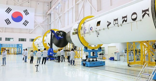 전남 고흥 나로우주센터에서 한국항공우주연구원 연구원들이 누리호 3차 발사를 앞두고 단 결합 작업을 진행 중이다. ⓒ한국항공우주연구원