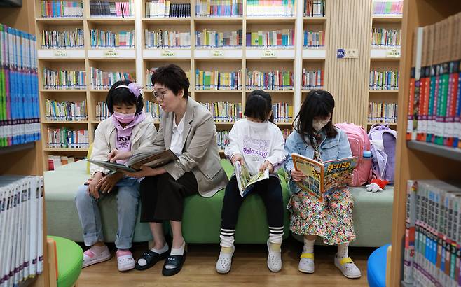 지난 2일 대전 중구 보성초등학교에서 늘봄 전담사 이은순 씨(왼쪽 두 번째)가 일찍 등교한 학생들과 책을 읽고 있다. (교육부 제공)