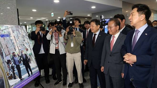 김기현 국민의힘 대표가 8일 국회 의원회관에서 열린 윤석열 정부 출범 1주년 사진전에 참석해 전시된 사진을 관람하고 있다. 사진=서동일 기자