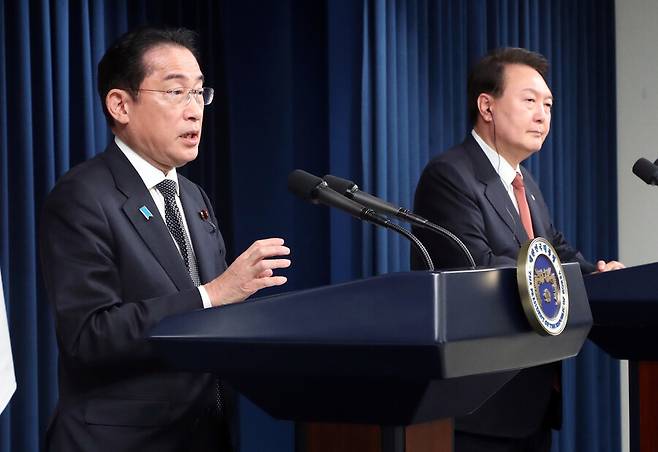 윤석열 대통령과 기시다 후미오 일본 총리가 7일 서울 용산 대통령실에서 정상회담을 마친 뒤 공동기자회견을 하고 있다. 대통령실사진기자단