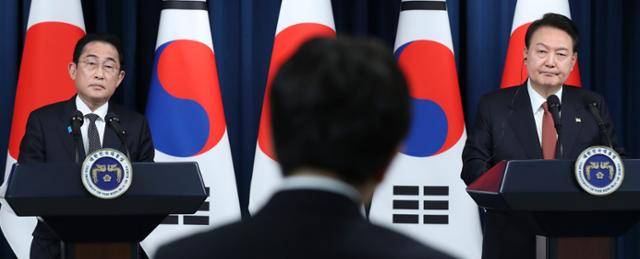 윤석열(오른쪽) 대통령과 기시다 후미오 일본 총리가 7일 서울 용산 대통령실 청사에서 열린 한일 정상회담 공동기자회견에서 기자의 질문을 듣고 있다. 뉴시스