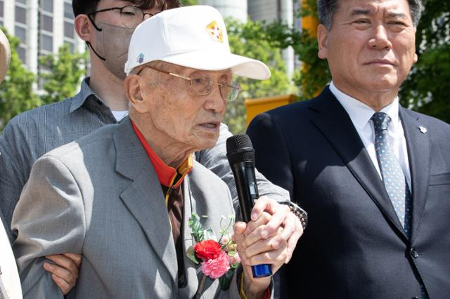 한국전쟁 때 북한에 억류됐다가 탈북한 국군포로 김성태씨가 8일 서울 서초구 중앙지법 앞에서 기자회견을 열고 북한 상대 손해배상 2차 소송 승소 소감을 밝히고 있다. 뉴스1