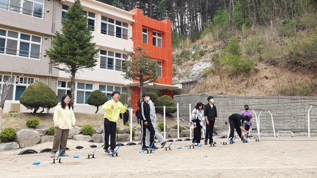 봉화군 석포중학교 학생들이 과학시간에 에어로켓을 체험하고 있다.