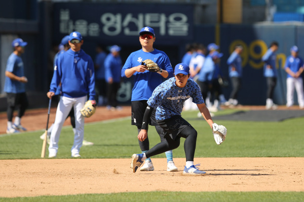 시즌 초 3루 수비 훈련 중인 공민규와 이원석(위). 삼성 제공