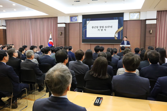 종근당이 창립 82주년을 맞아 기념식을 개최하고 우수사원과 장기근속자에 대한 포상을 실시했다. [사진=종근당]