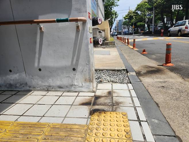 A씨의 분신 시도 흔적이 남은 제주시청 인근 사고 현장.(사진, 권민지 기자)