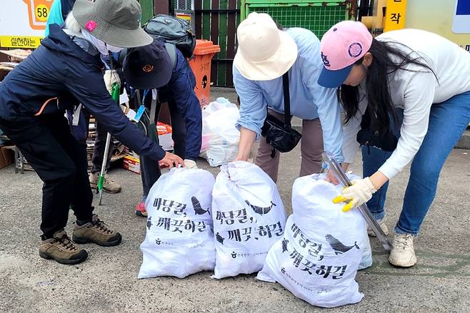 지난 3일 '바당길 깨끗하길' 캠페인 참여자들의 모습(제주올레 제공)