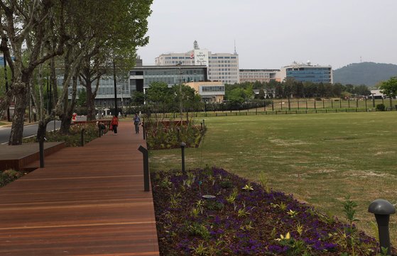 주한미군기지에서 공원으로 바뀐 서울 용산어린이정원이 4일 오후 시민들에게 개방돼 예약 방문객들이 관람하고 있다. 대통령실사진기자단